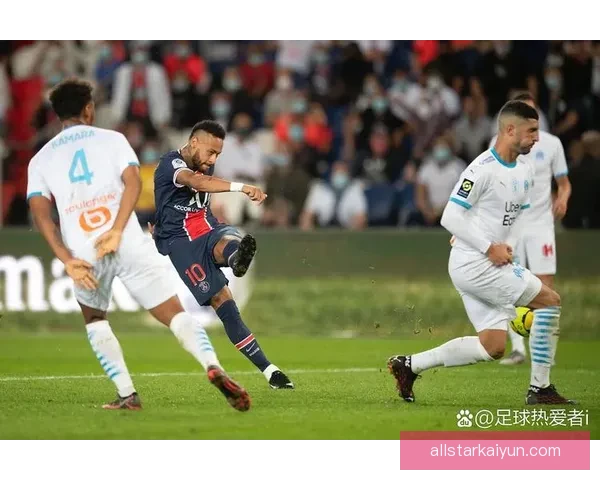 足球边裁判罚引发争议，赛季表现值得关注